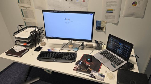 IT technikos nuoma filmavimui — individuali darbo vieta su monitoriumi ir nešiojamu kompiuteriu