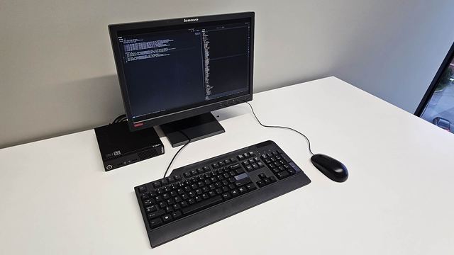 IT technikos nuoma filmavimui — kompiuteris ir monitorius minimalistinėje darbo vietoje