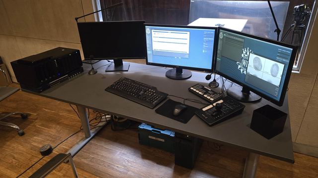 IT technikos nuoma filmavimui — kriminalistikos scenografija su trimis monitoriais ir tinklo įranga