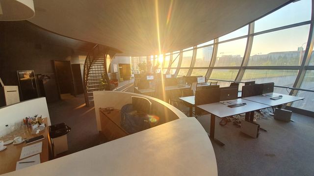 IT technikos nuoma filmavimui — panoraminis biuras su daugiaekrane darbo vieta