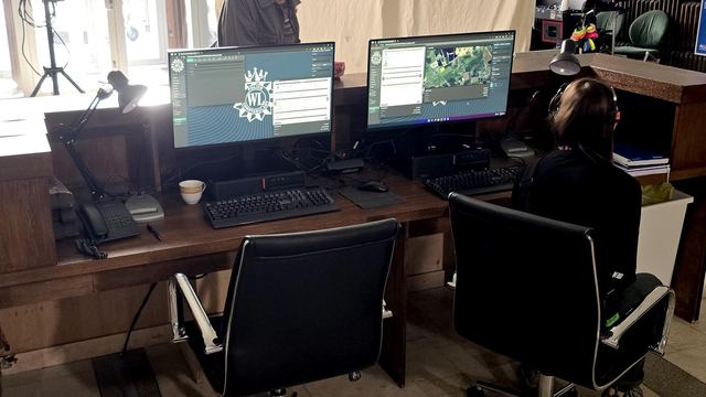 IT technikos nuoma filmavimui — policijos nuovados aikštelė su dviem kompiuterizuotomis darbo vietomis